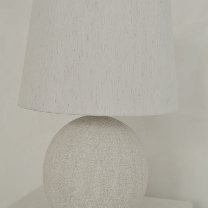 Corsica - Grande lampe de table avec abat-jour en céramique effet pierre drum