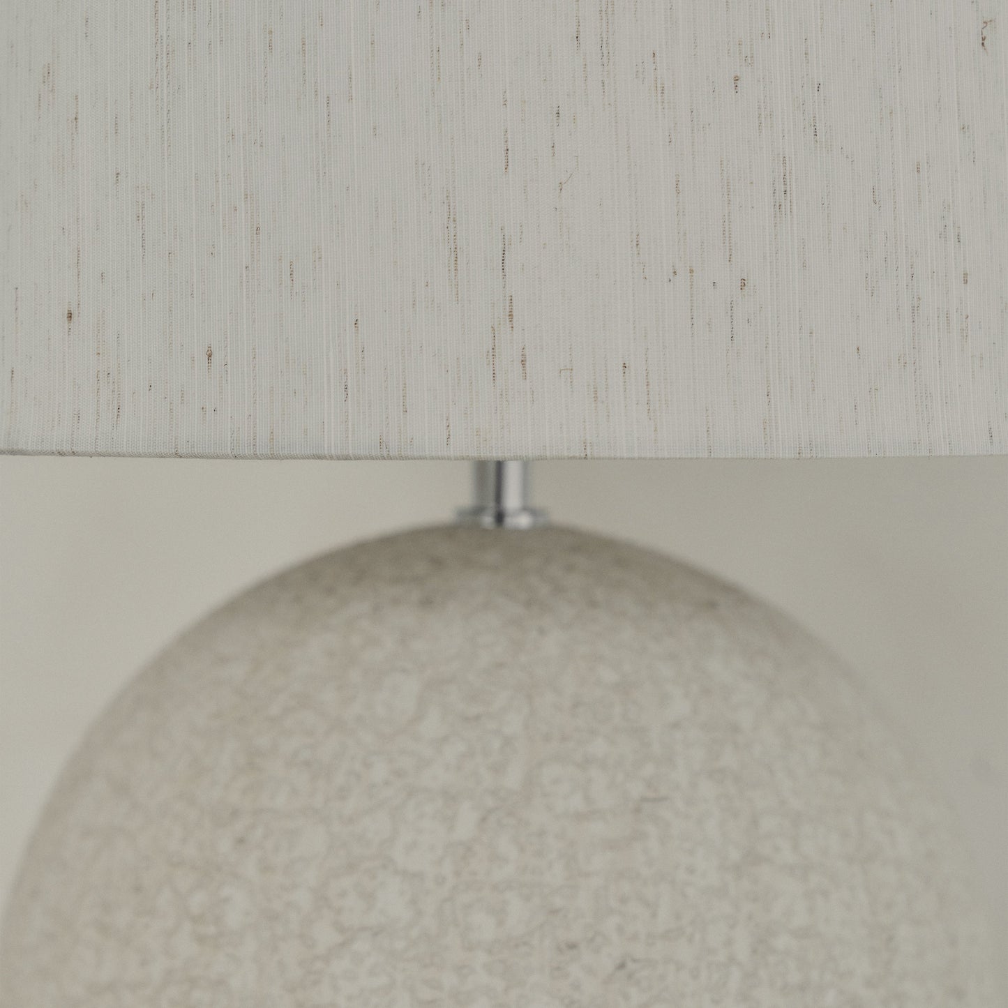 Corsica - Grande lampe de table avec abat-jour en céramique effet pierre drum