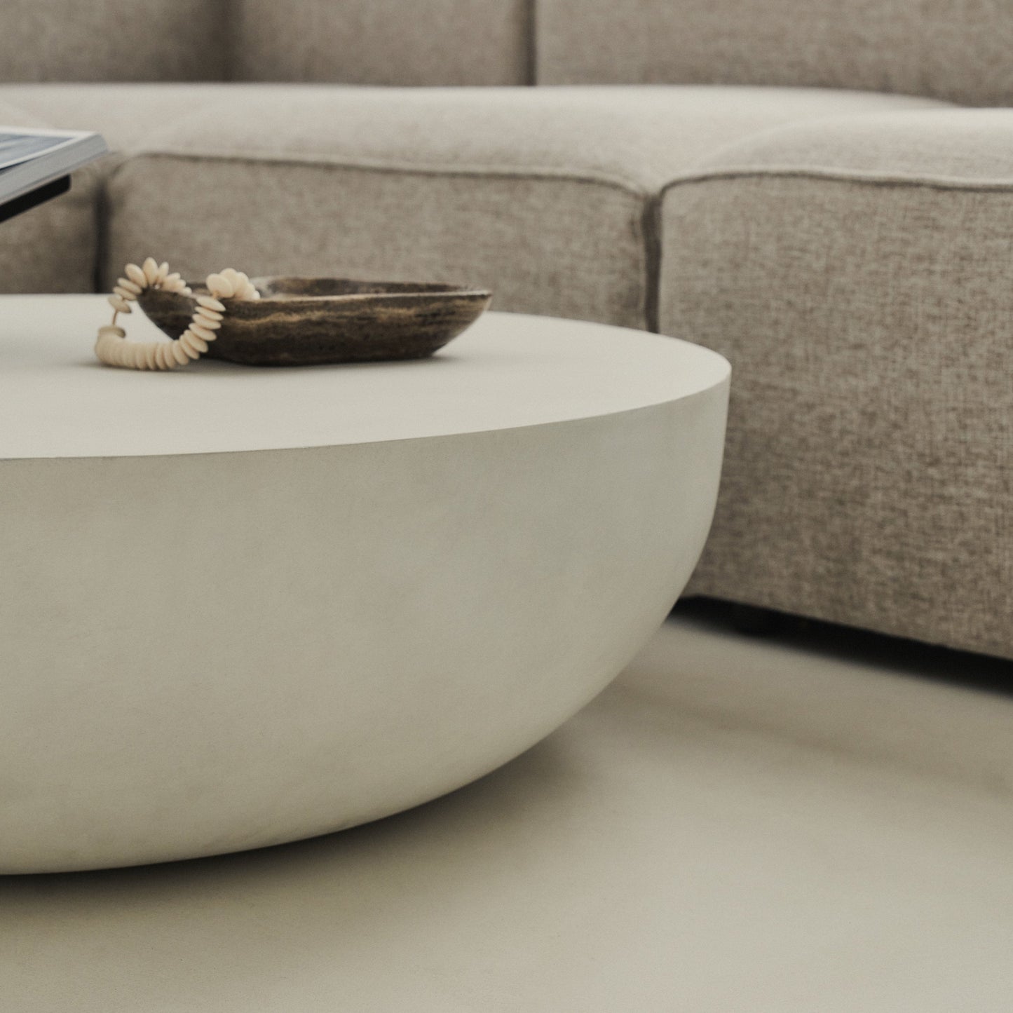 Enzo - Grande table basse ronde minimaliste en béton
