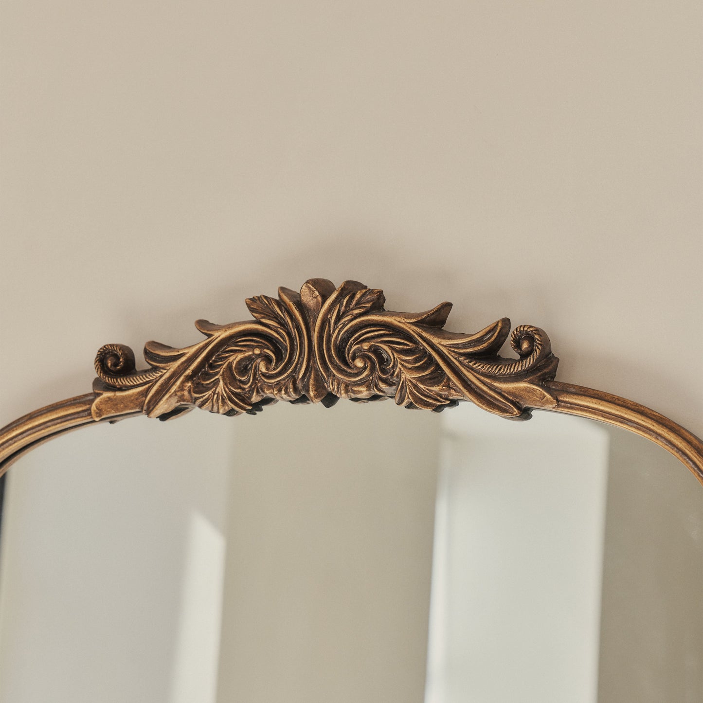Amelia - Miroir Portrait Métallique Arqué Doré 100cm x 64cm