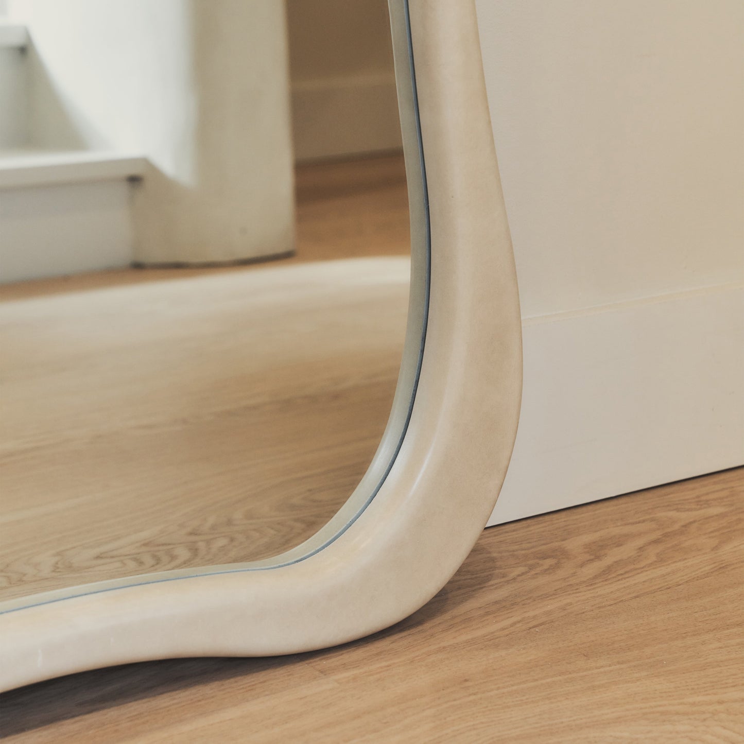 Arcurva - Grand miroir irrégulier en béton pleine longueur 170 cm x 85 cm