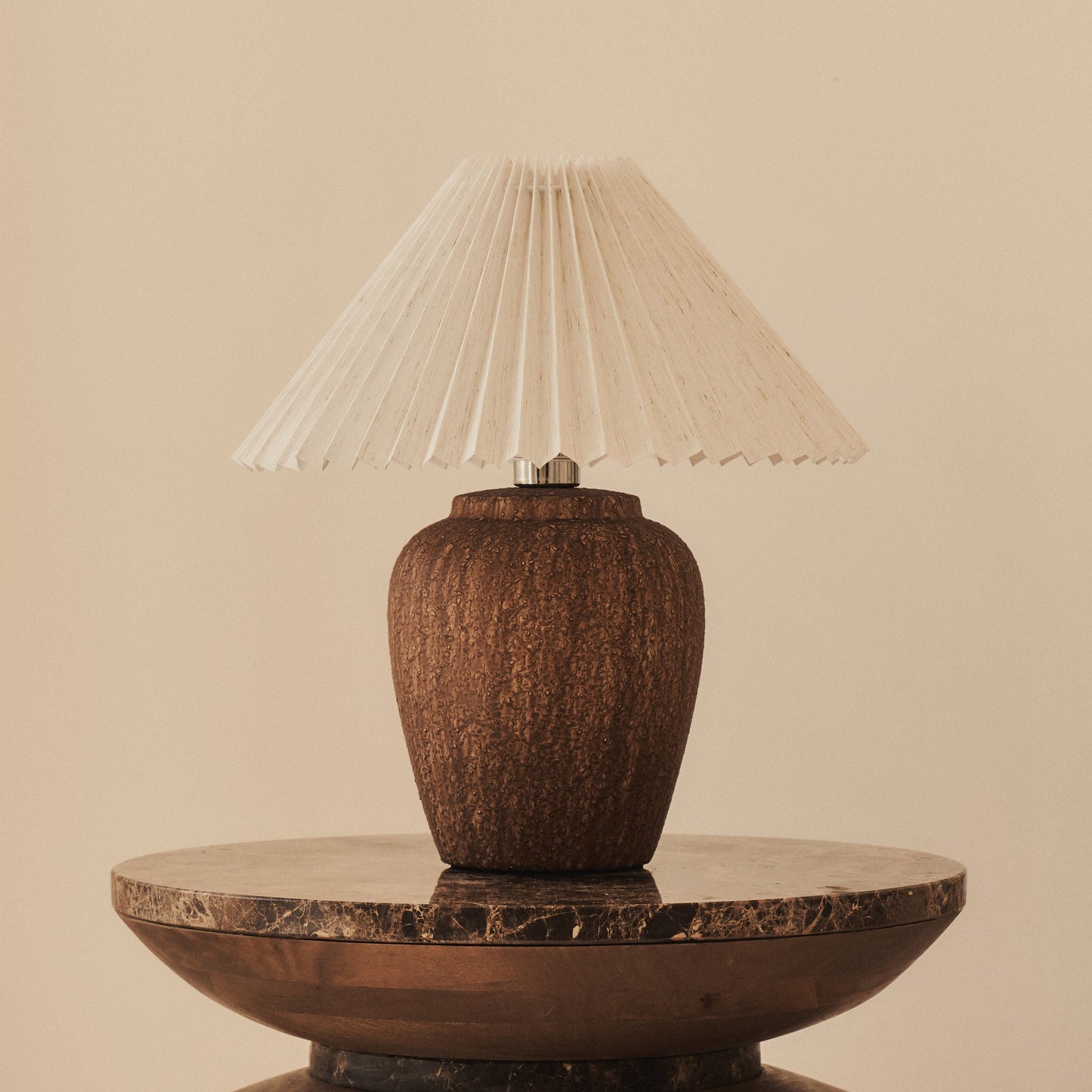 Sicile - Lampe de table en céramique marron avec abat-jour plissé