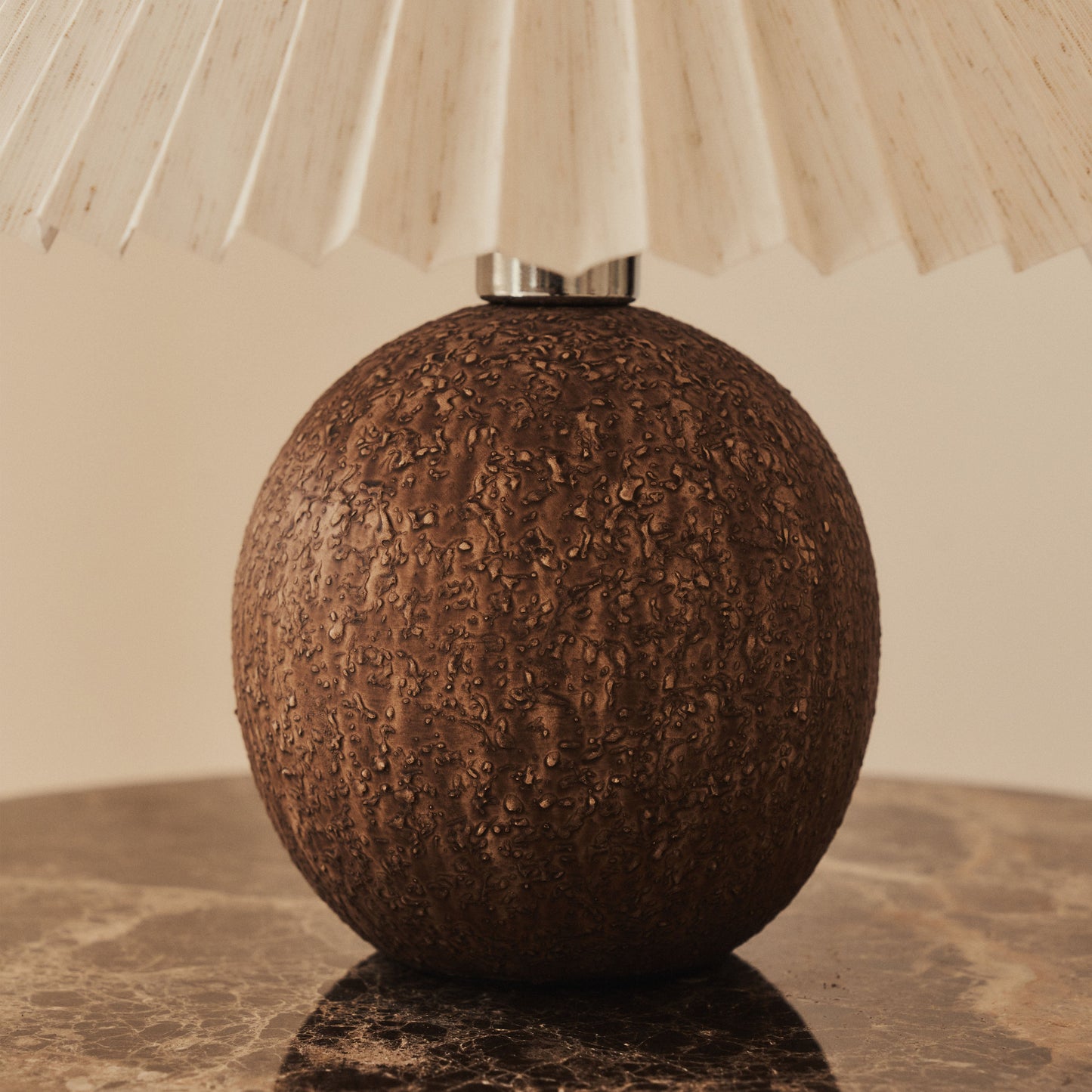 Corsica - Lampe de table en céramique marron avec abat-jour plissé