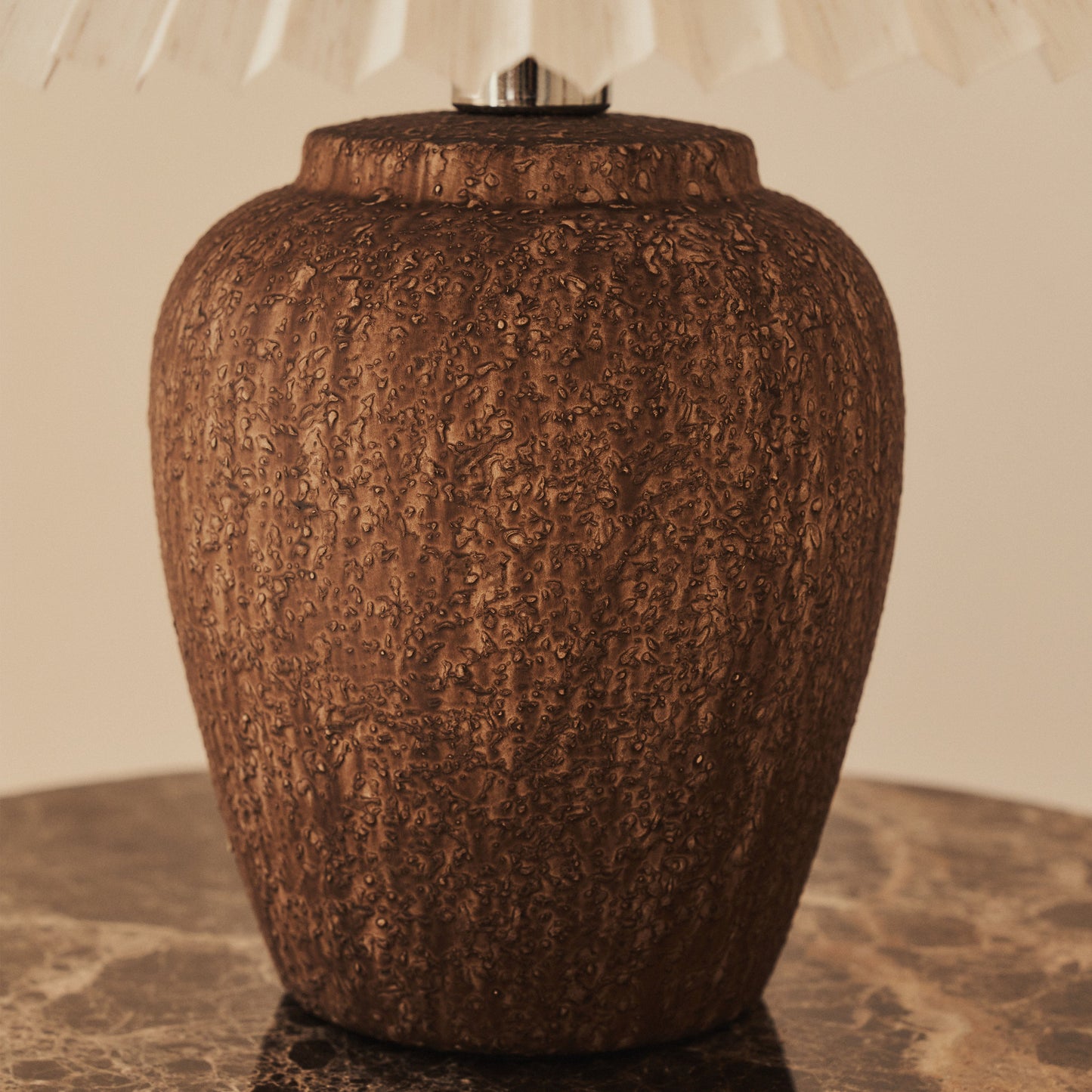 Sicile - Lampe de table en céramique marron avec abat-jour plissé