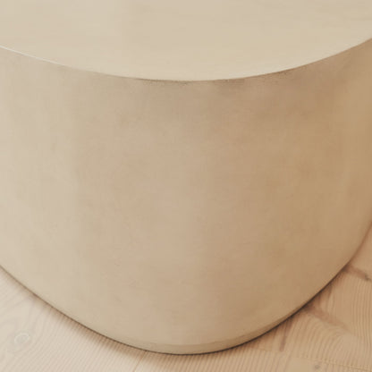 Arlo - Table basse extra large irrégulière en béton