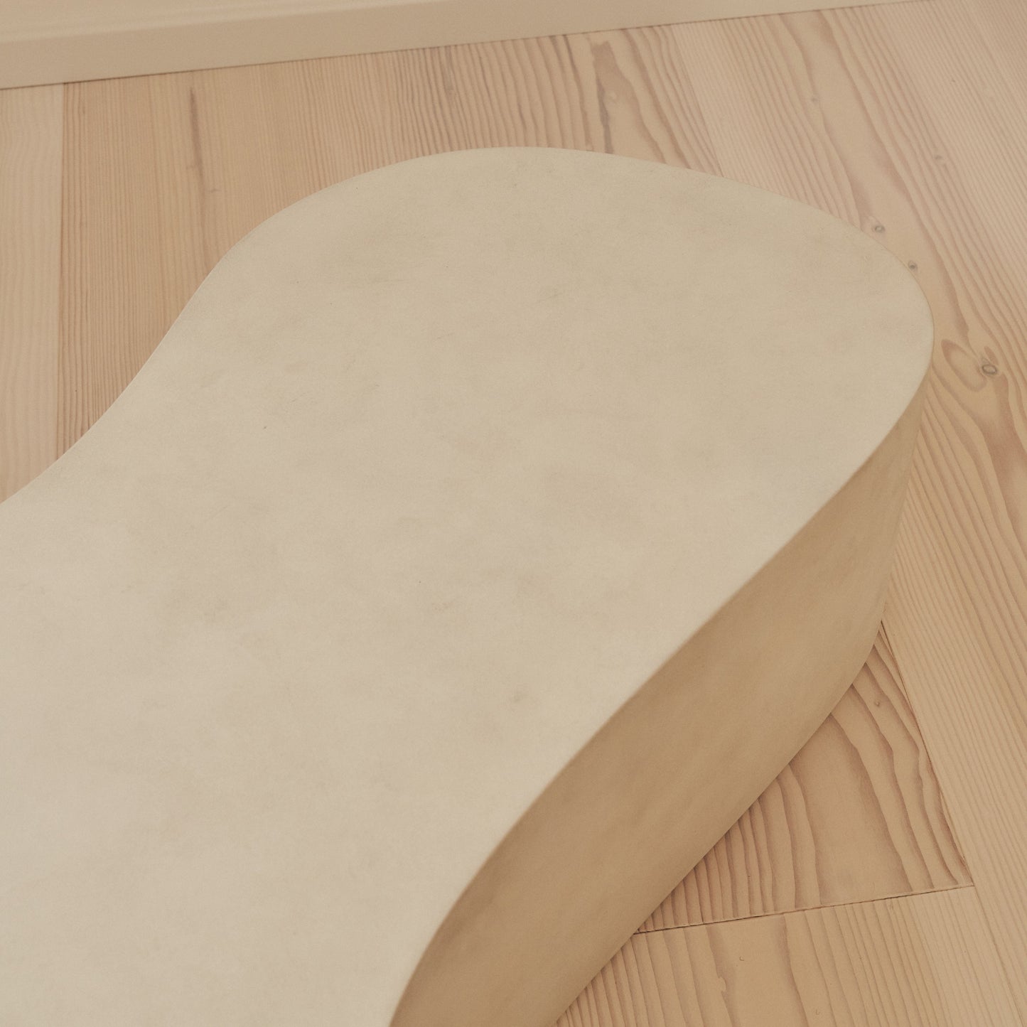 Arlo - Table basse extra large irrégulière en béton