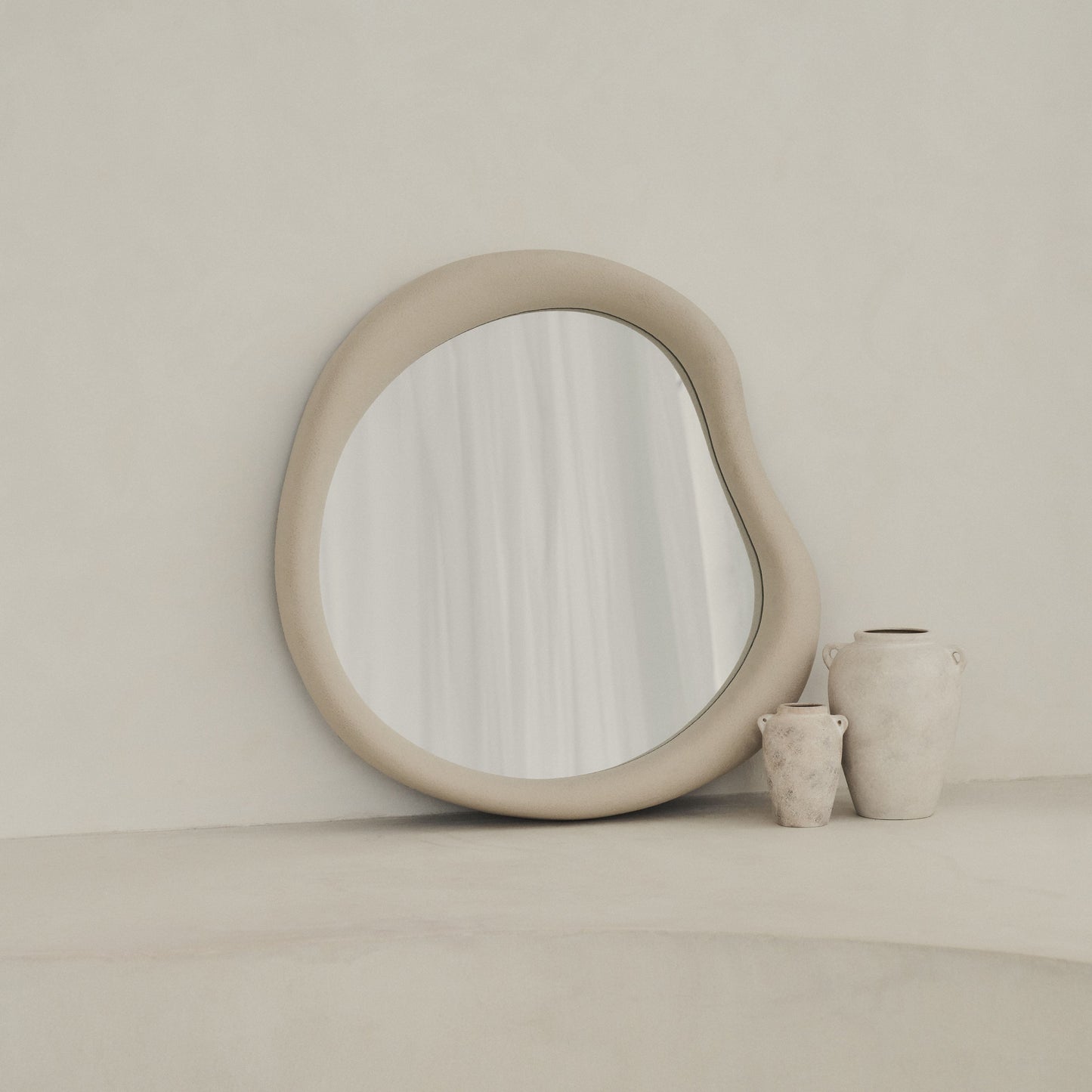 Wabi-Sabi - Miroir mural irrégulier en béton 80cm x 72cm