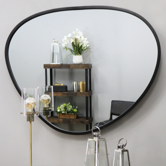 Pebble - Grand miroir mural métallique noir irrégulier 110 cm x 90 cm